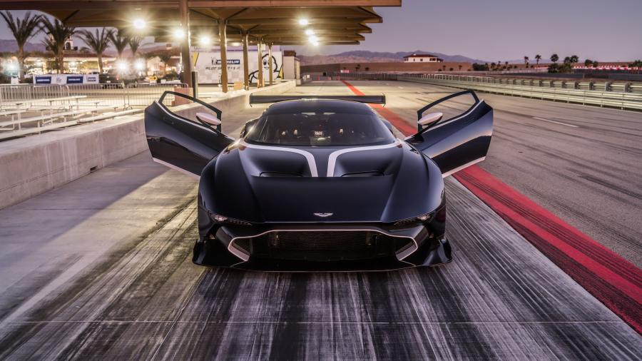  Aston Martin Vulcan 2016 года  (фото 18 из 38)
